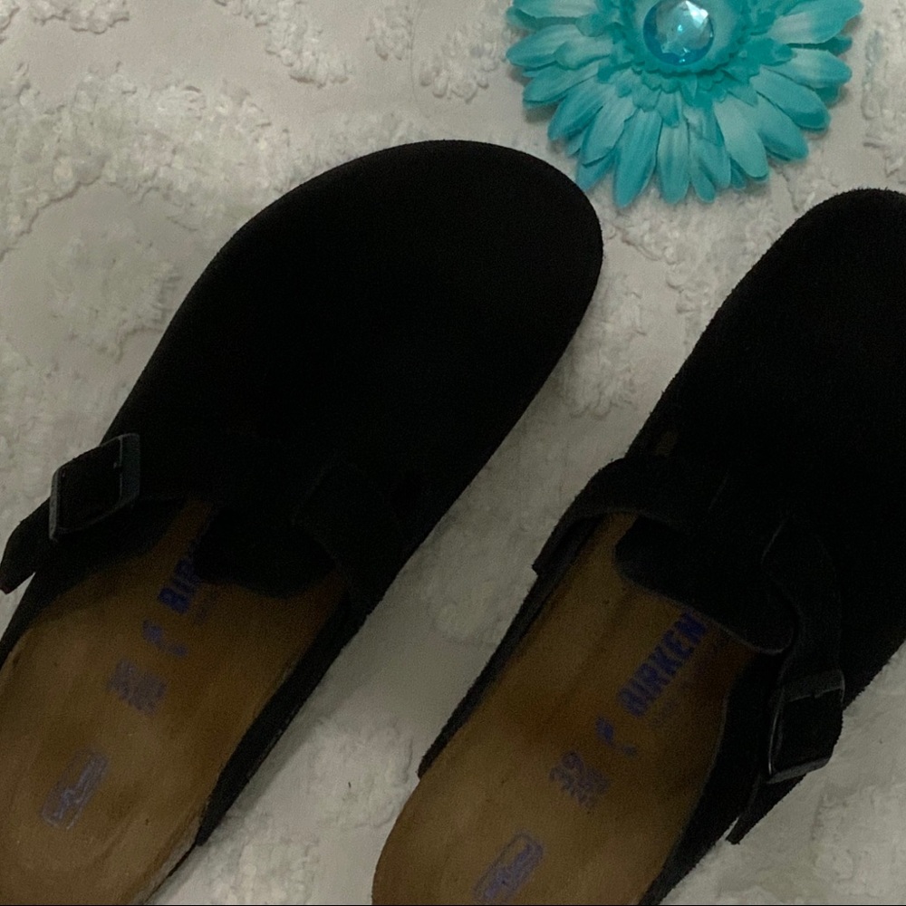BIRKENSTOCK BLACK CLOGS.